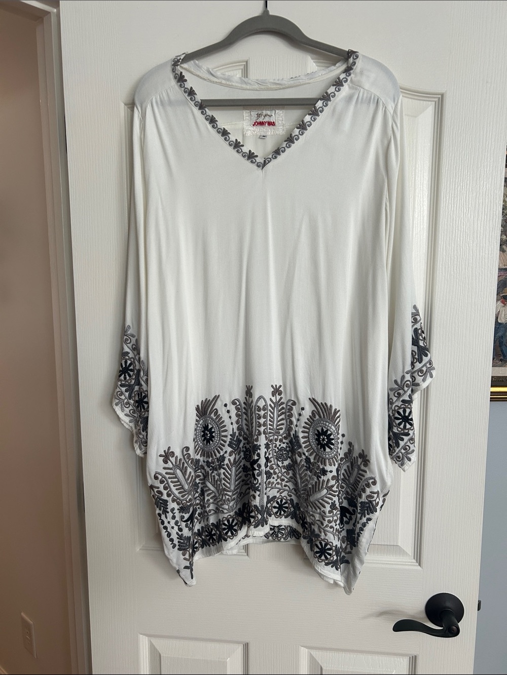 Johnny Was Embroidered V-Neck White Women’s Top with Gray Floral Trim size M